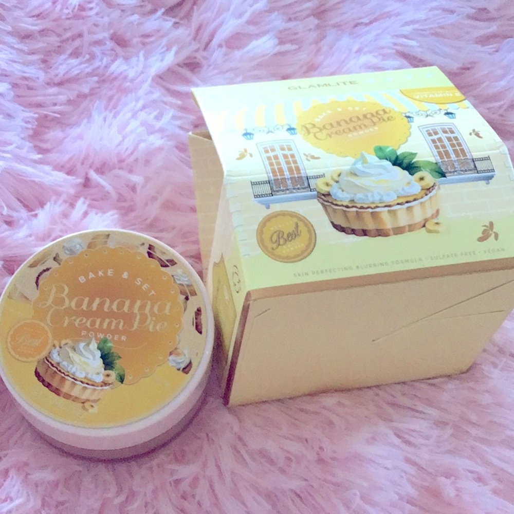 NEW Glamlite Banana Cream Pie Face Powder with 2 sponges Yellow Vitamin E Vegan